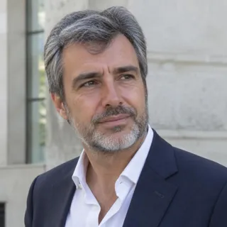 Jordi Solà, hombre con canas y barba corta, de tres cuartos