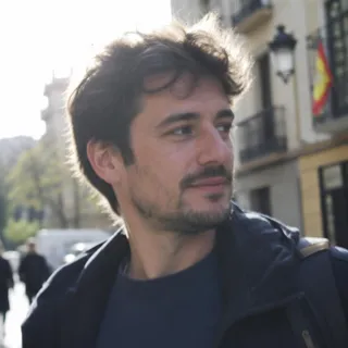 Pablo Herrera en la calle a contraluz mirando a un lado